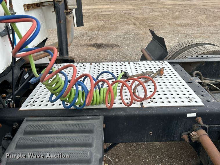 image for item EG1185 2006 International  9400i semi truck