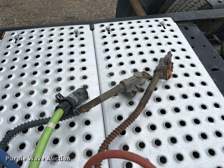 image for item EG1185 2006 International  9400i semi truck