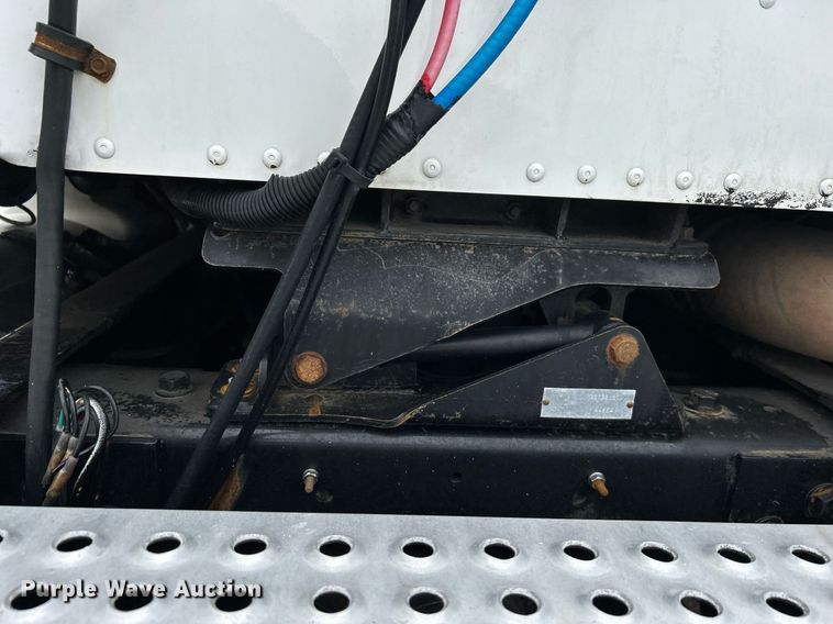 image for item EG1185 2006 International  9400i semi truck