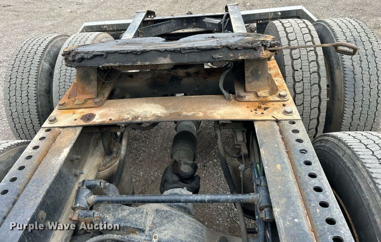 image for item EG1185 2006 International  9400i semi truck