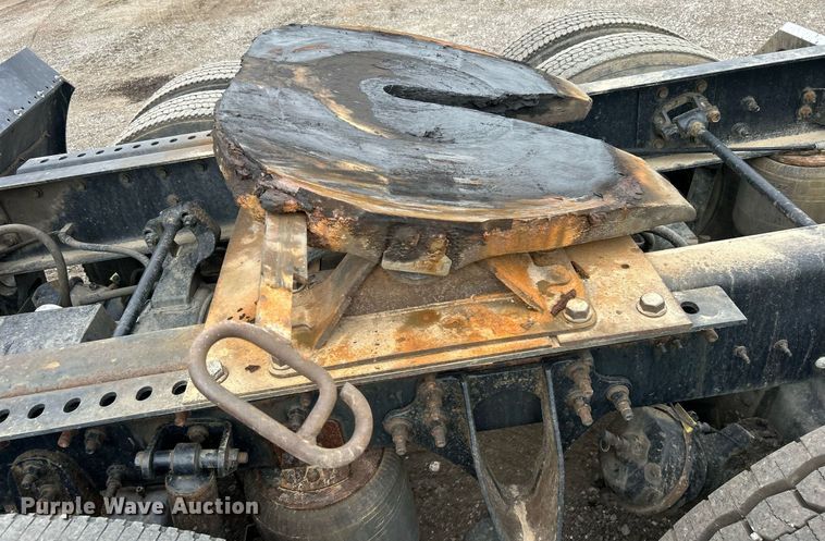 image for item EG1185 2006 International  9400i semi truck