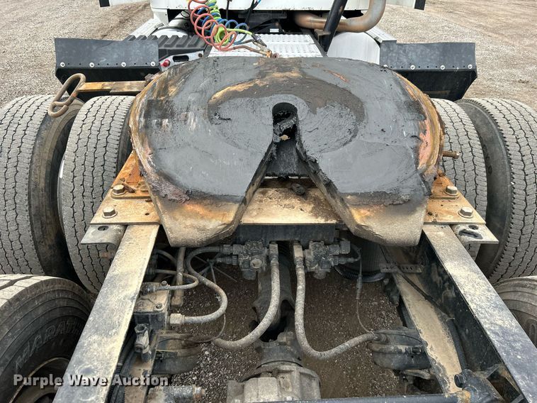 image for item EG1185 2006 International  9400i semi truck