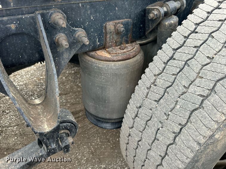 image for item EG1185 2006 International  9400i semi truck