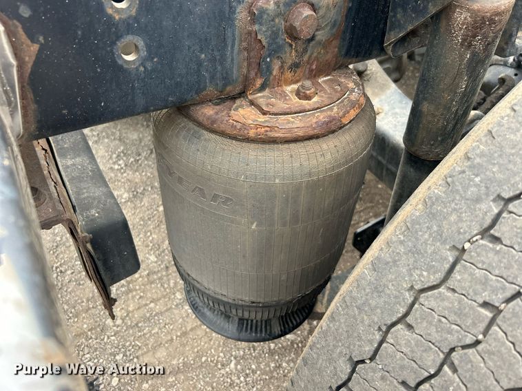 image for item EG1185 2006 International  9400i semi truck