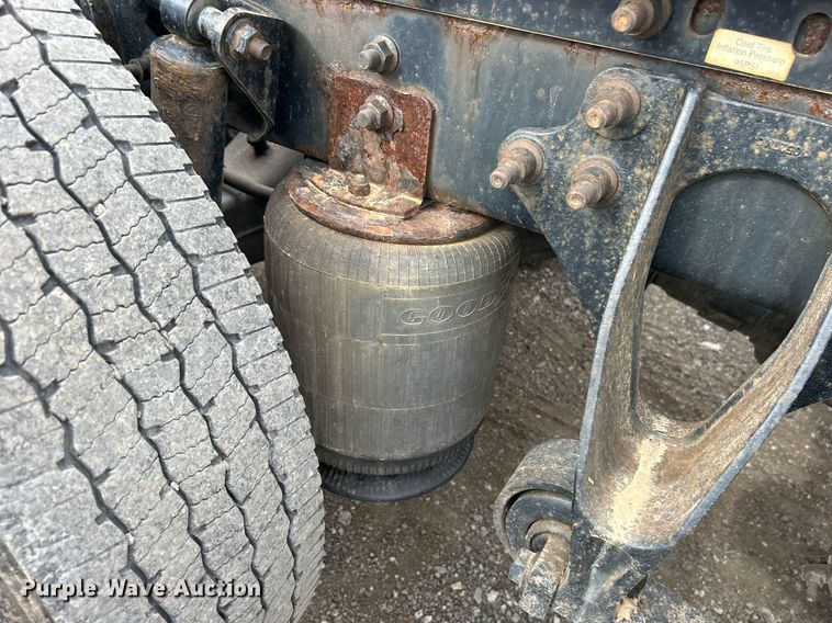 image for item EG1185 2006 International  9400i semi truck