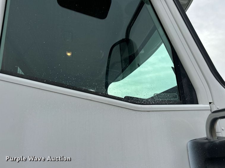 image for item EG1185 2006 International  9400i semi truck