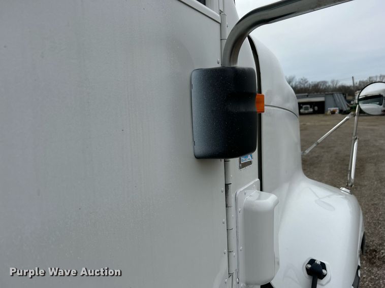 image for item EG1185 2006 International  9400i semi truck