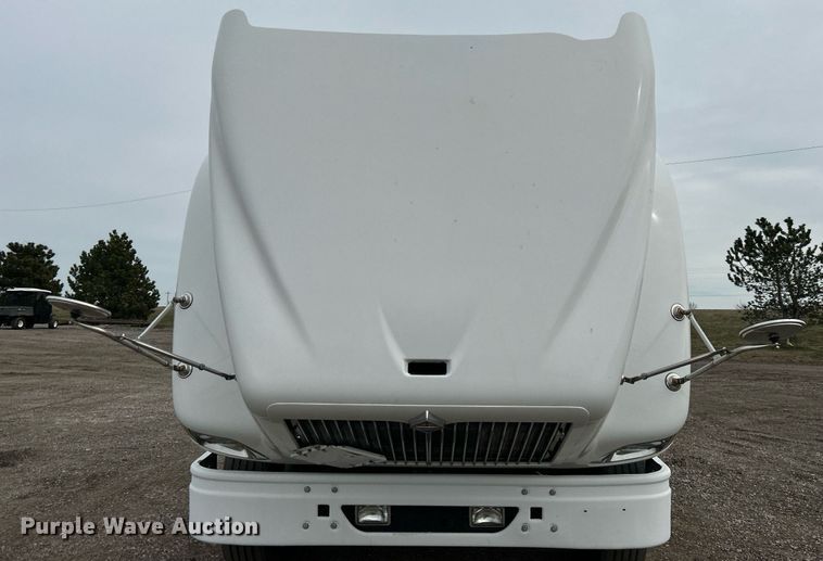 image for item EG1185 2006 International  9400i semi truck