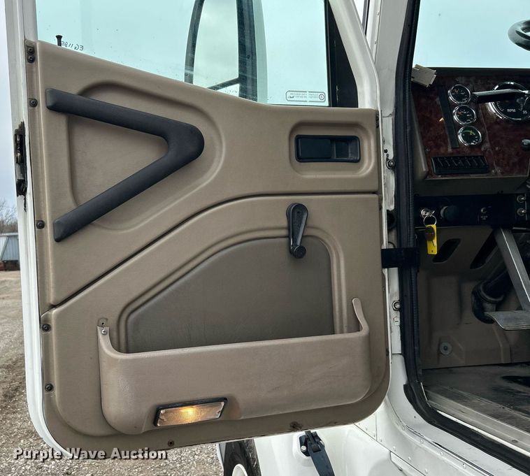 image for item EG1185 2006 International  9400i semi truck