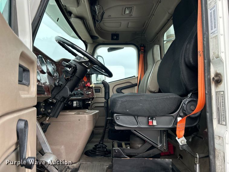 image for item EG1185 2006 International  9400i semi truck