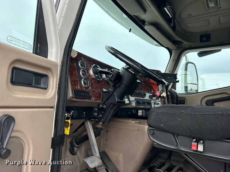 image for item EG1185 2006 International  9400i semi truck