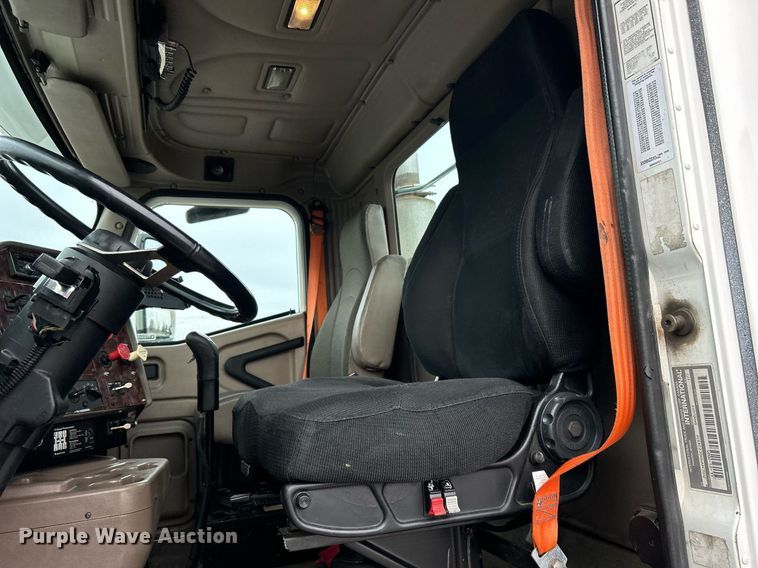 image for item EG1185 2006 International  9400i semi truck