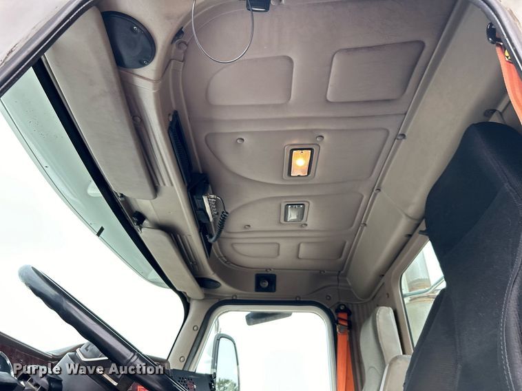 image for item EG1185 2006 International  9400i semi truck