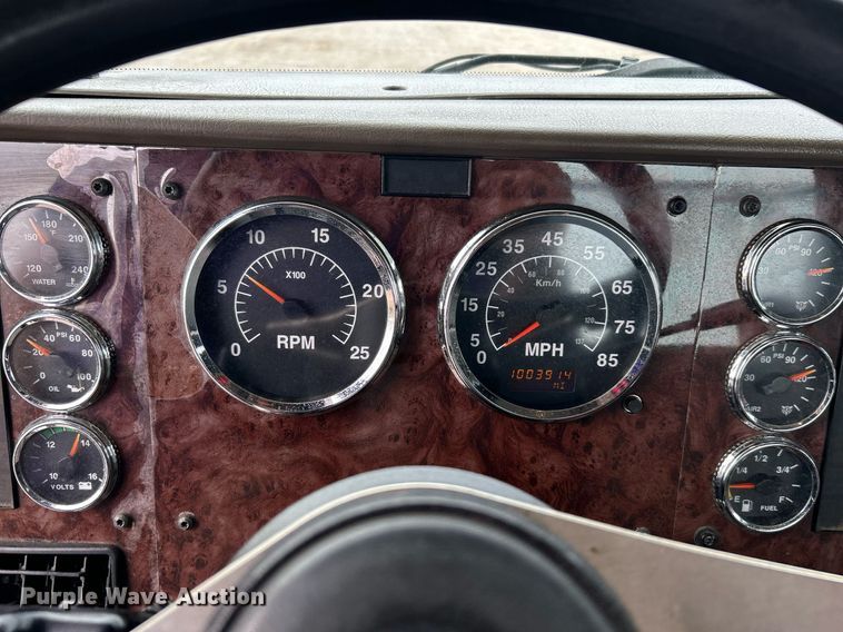 image for item EG1185 2006 International  9400i semi truck