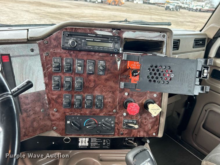 image for item EG1185 2006 International  9400i semi truck