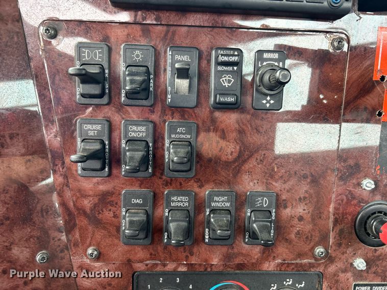 image for item EG1185 2006 International  9400i semi truck