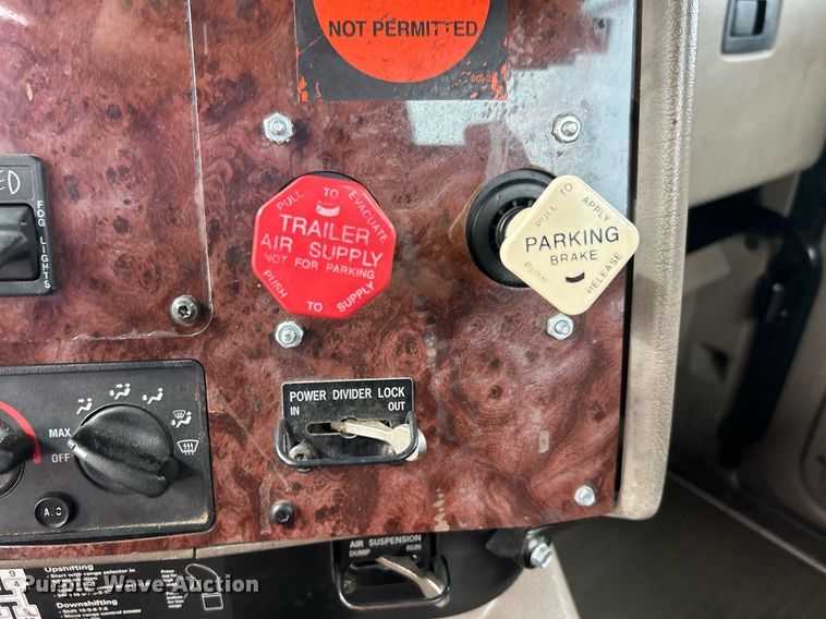 image for item EG1185 2006 International  9400i semi truck