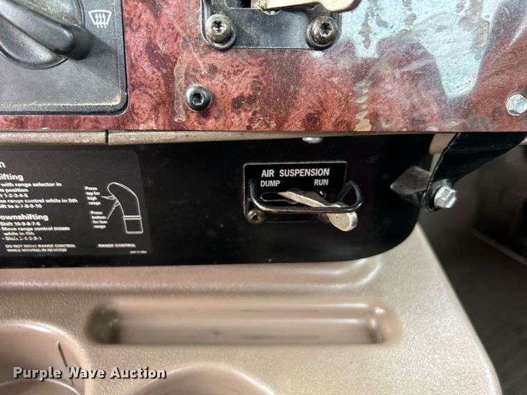 image for item EG1185 2006 International  9400i semi truck