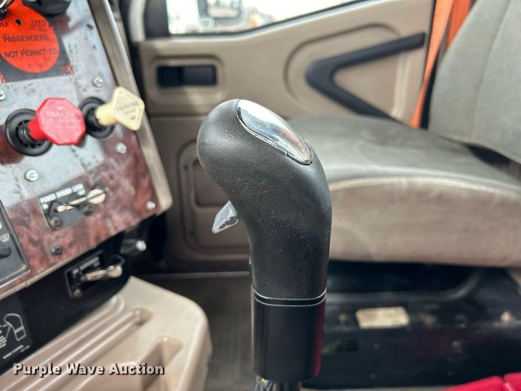 image for item EG1185 2006 International  9400i semi truck