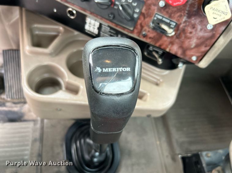 image for item EG1185 2006 International  9400i semi truck