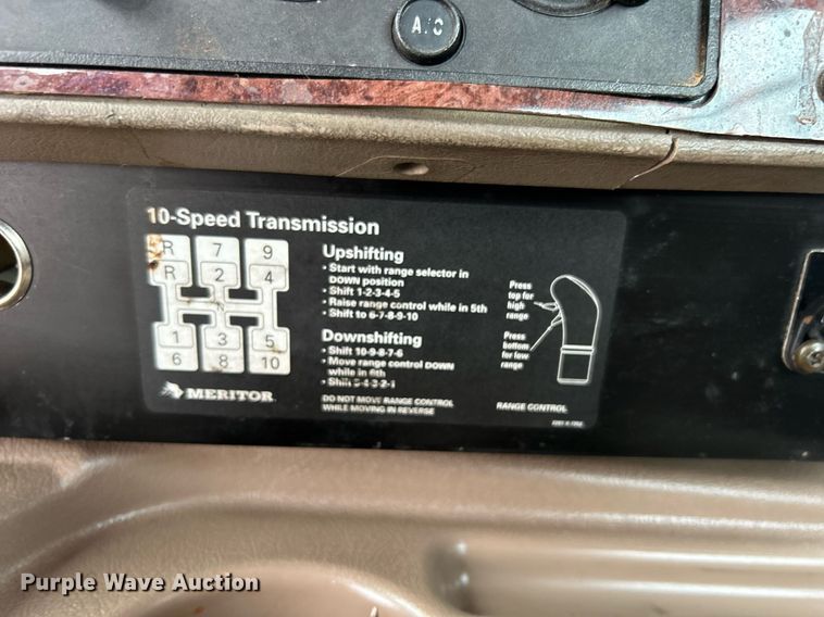 image for item EG1185 2006 International  9400i semi truck