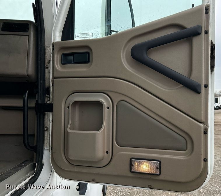 image for item EG1185 2006 International  9400i semi truck