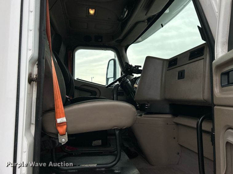 image for item EG1185 2006 International  9400i semi truck