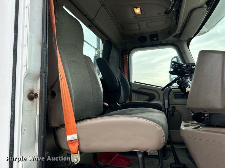 image for item EG1185 2006 International  9400i semi truck