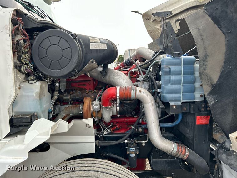 image for item EG1185 2006 International  9400i semi truck