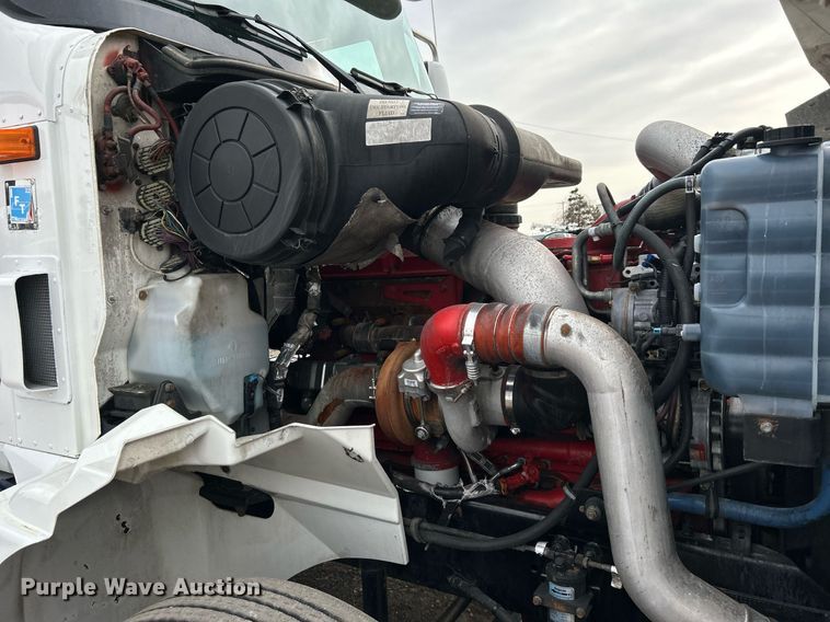 image for item EG1185 2006 International  9400i semi truck