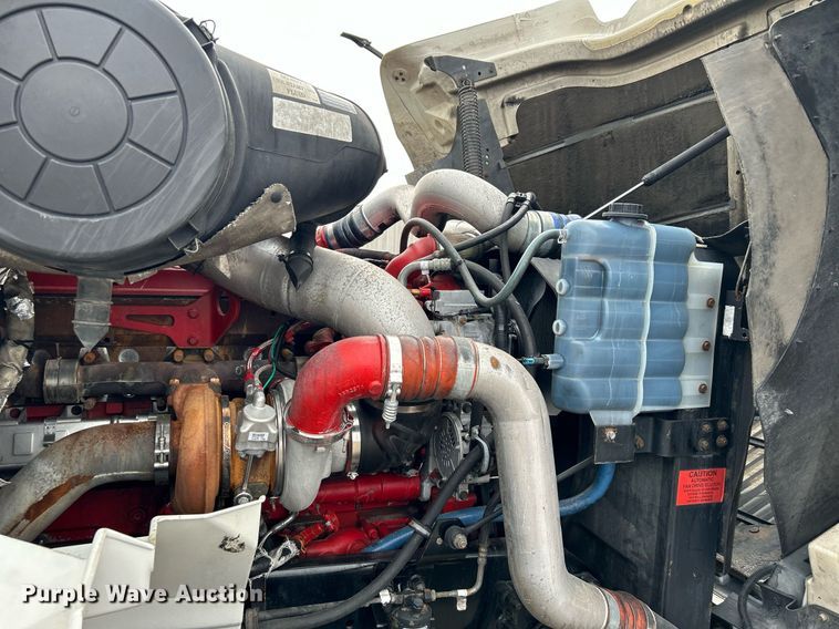 image for item EG1185 2006 International  9400i semi truck