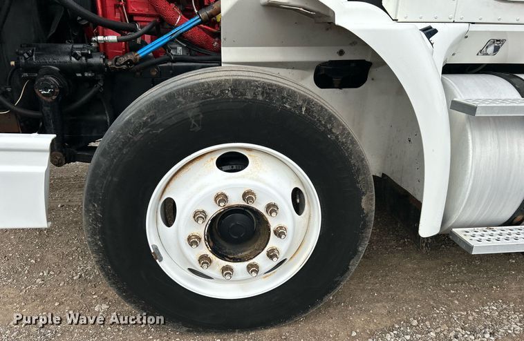 image for item EG1185 2006 International  9400i semi truck