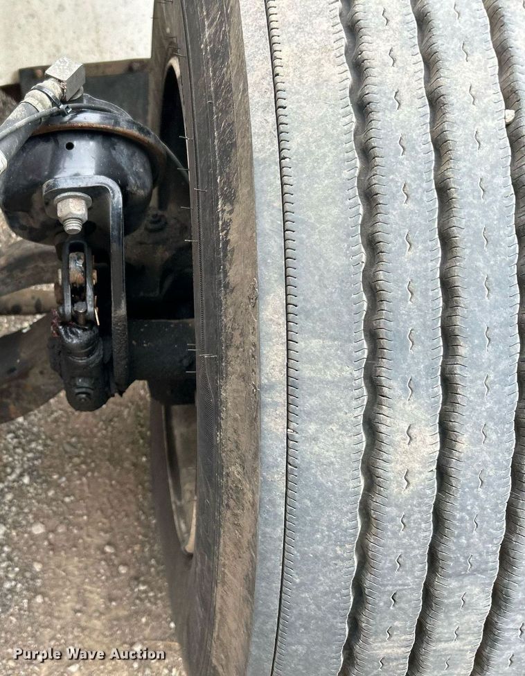 image for item EG1185 2006 International  9400i semi truck