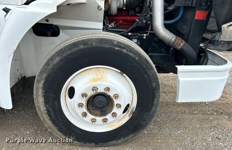 image for item EG1185 2006 International  9400i semi truck