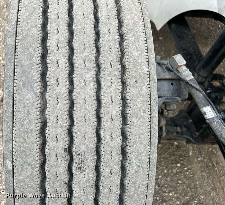 image for item EG1185 2006 International  9400i semi truck