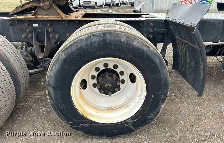 image for item EG1185 2006 International  9400i semi truck