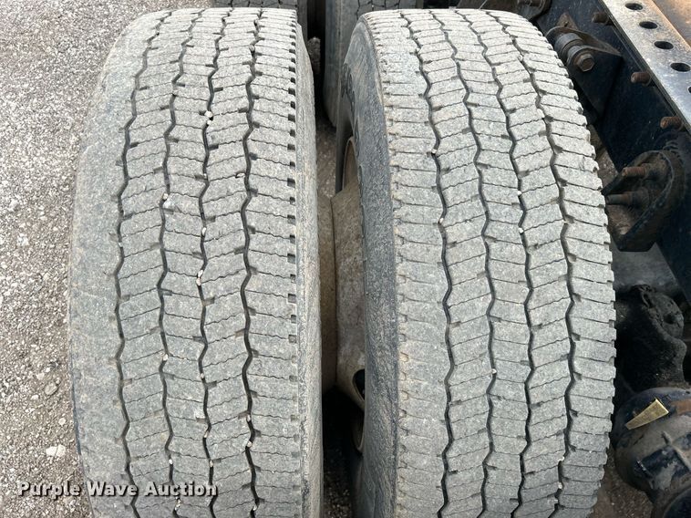 image for item EG1185 2006 International  9400i semi truck