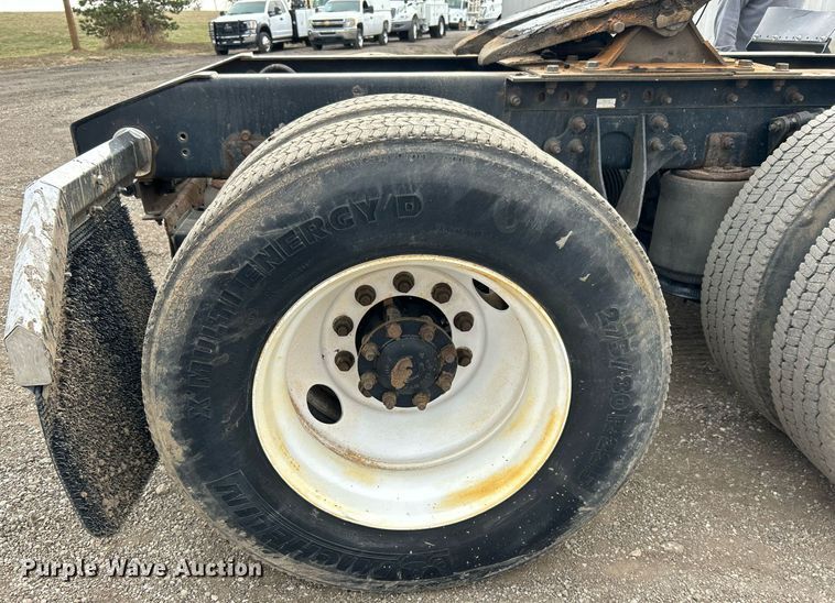 image for item EG1185 2006 International  9400i semi truck