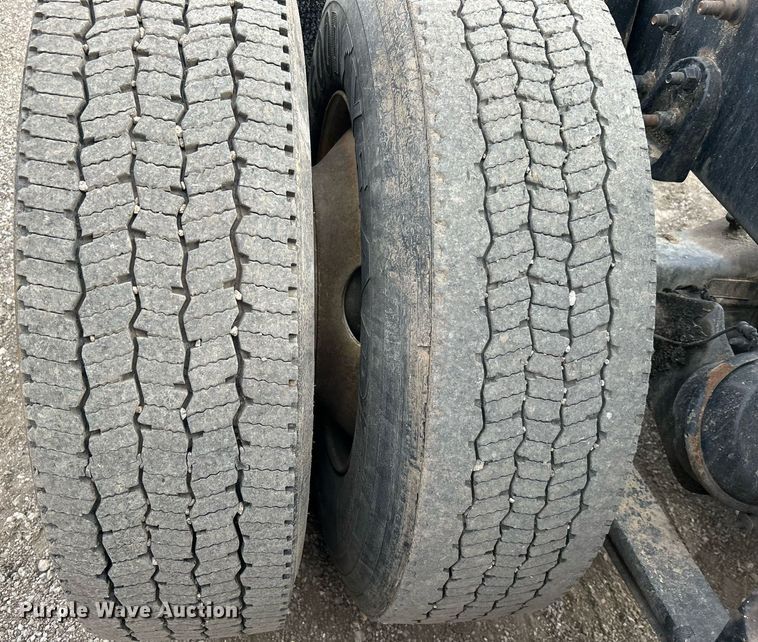 image for item EG1185 2006 International  9400i semi truck