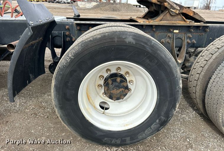 image for item EG1185 2006 International  9400i semi truck