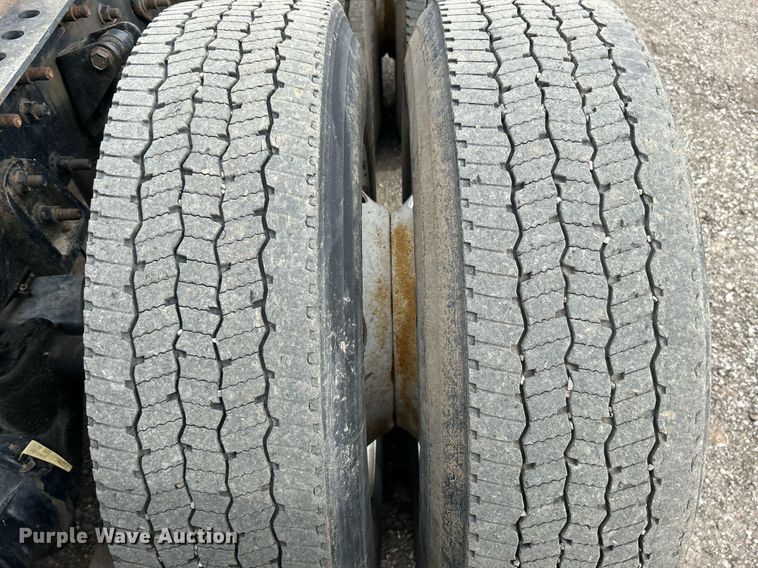 image for item EG1185 2006 International  9400i semi truck