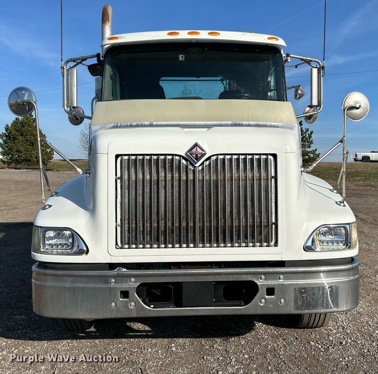 image for item EG1211 2006 International  9200i  semi truck
