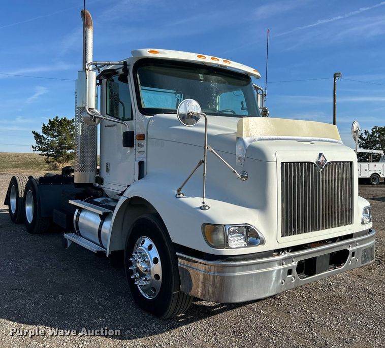 image for item EG1211 2006 International  9200i  semi truck