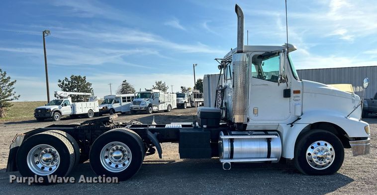 image for item EG1211 2006 International  9200i  semi truck