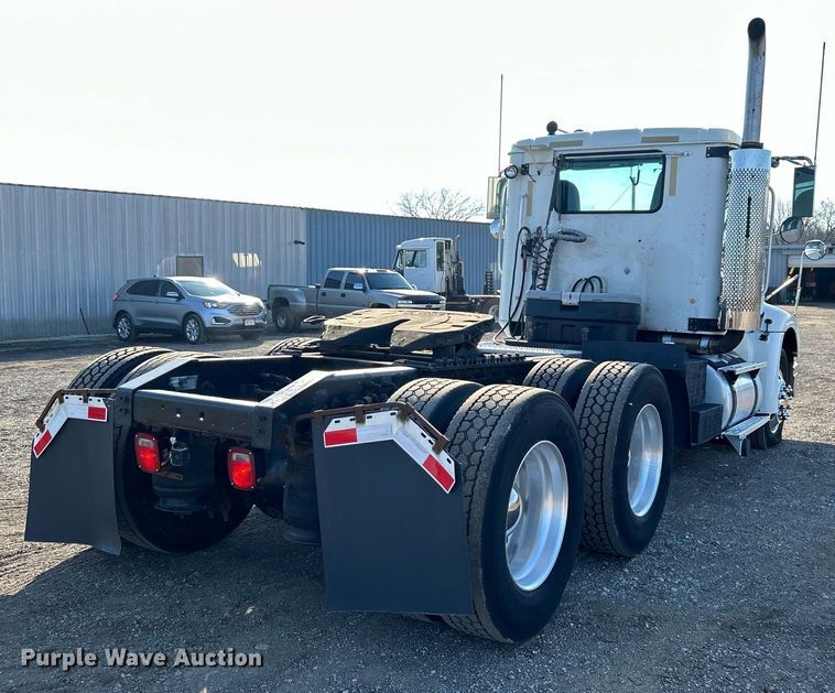 image for item EG1211 2006 International  9200i  semi truck