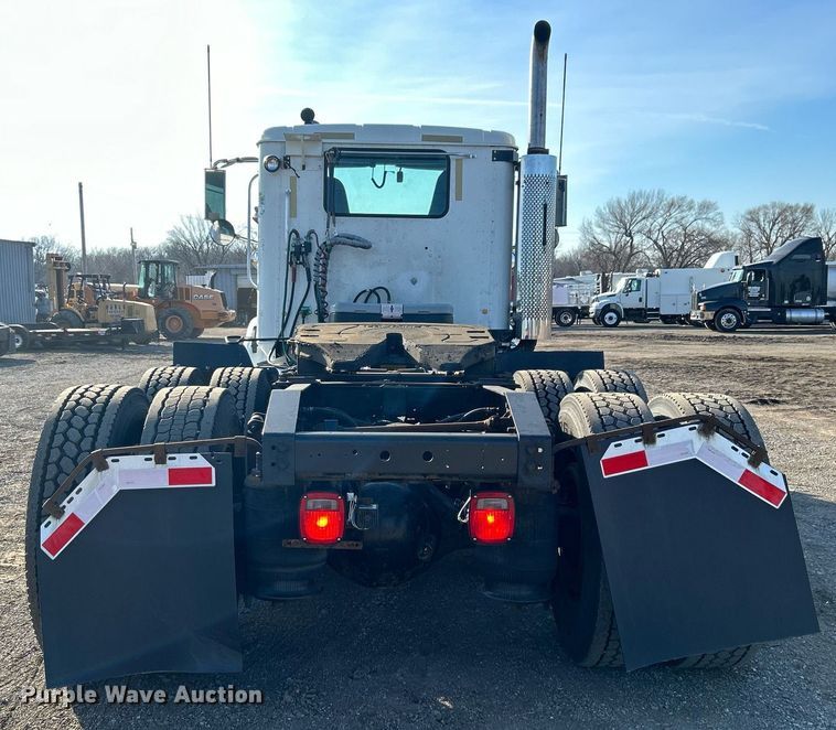 image for item EG1211 2006 International  9200i  semi truck