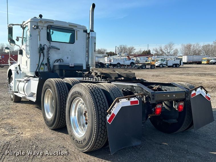 image for item EG1211 2006 International  9200i  semi truck