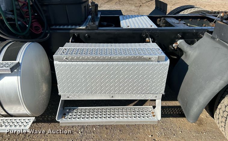 image for item EG1211 2006 International  9200i  semi truck