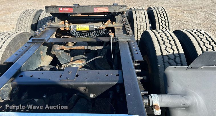 image for item EG1211 2006 International  9200i  semi truck