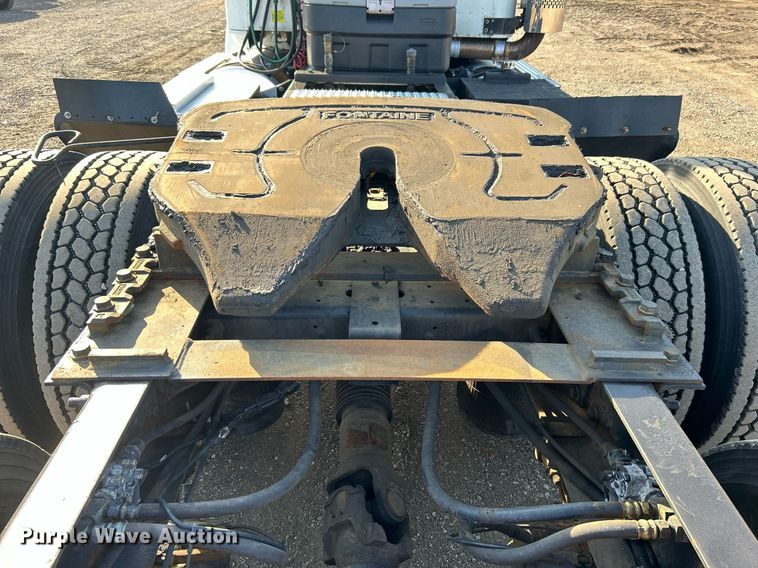 image for item EG1211 2006 International  9200i  semi truck